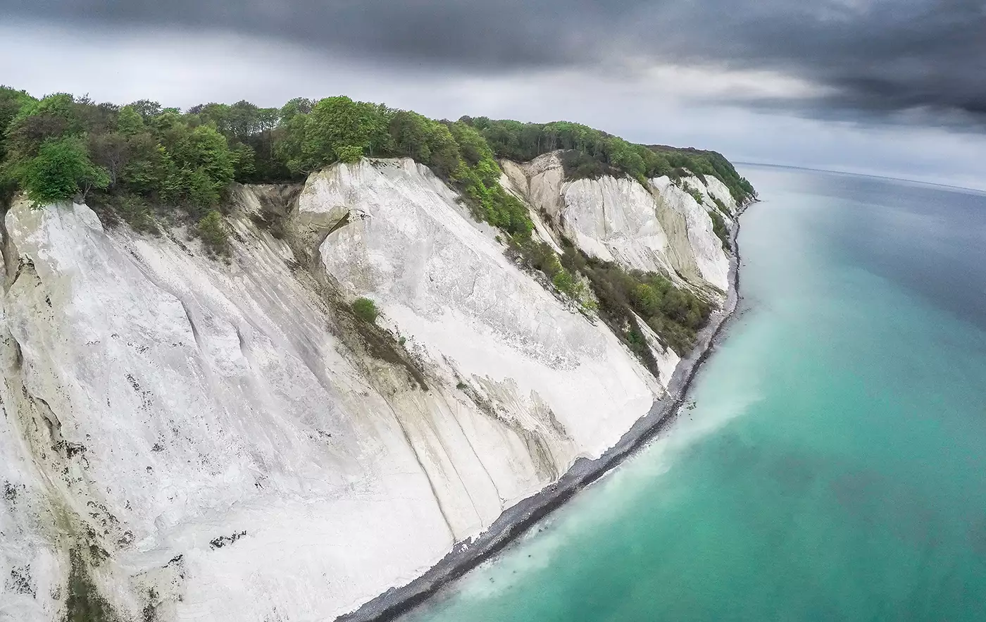 GeoCenter Møns Klint - drone foto over Møns Klint - uvejr i horisonten