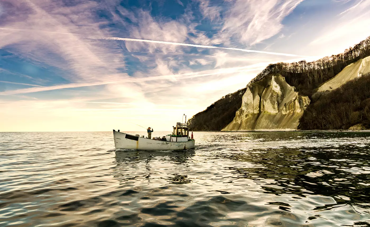 Båd på havet ved Møns Klint