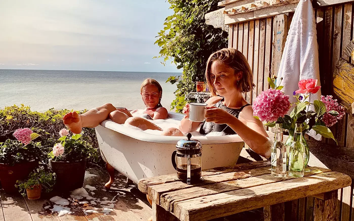 Fyrhytten sommerhus, 2 kvinder i badekar, sommer, kaffe, blomster, udsigt over Østersøen