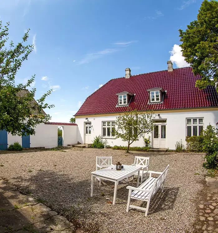 Sommerhus Udsigten. Blot et par hundrede meters gang fra klinten ligger Hundevængsgården. Vi kalder den Udsigten.
