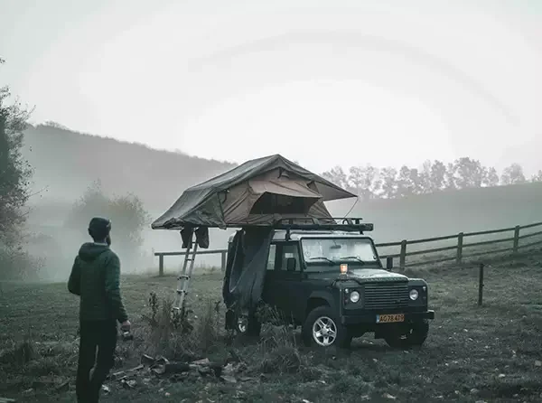 Landrover med tagtelt ved Møns Klint